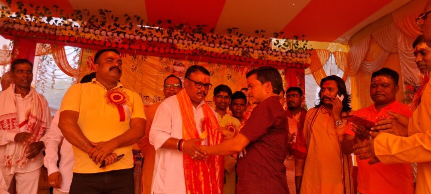 गोरहर में राधा कृष्ण मंदिर प्राण प्रतिष्ठा को लेकर कलशयात्रा,विधायक अमित यादव हुए शामिल 1 IMG 20250420 WA0120