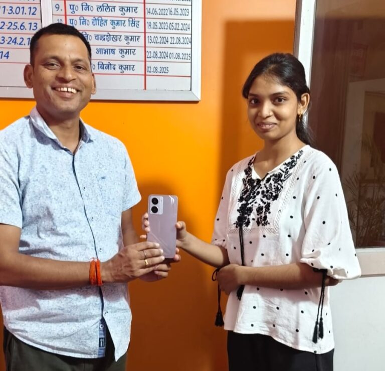 CEIR पोर्टल की मदद से बरही थाना ने बरामद किए तीन मोबाइल, सही उपयोगकर्ताओं को सौंपा