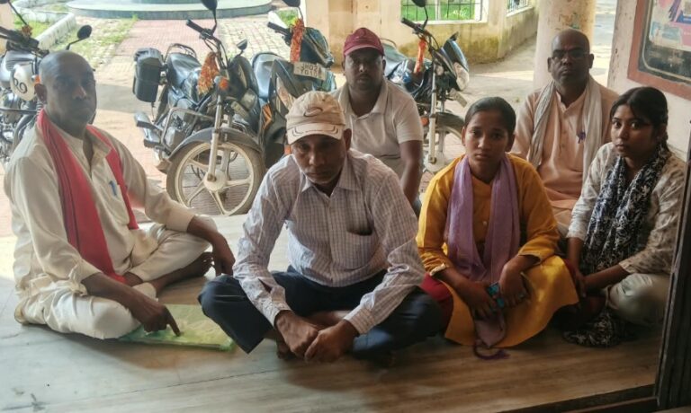 बरही के शिव मंदिर की जमीन पर अवैध निर्माण का आरोप, सेवायत ने एसडीएम से लगाई रोक की गुहार, धरना पर बैठे परिवार