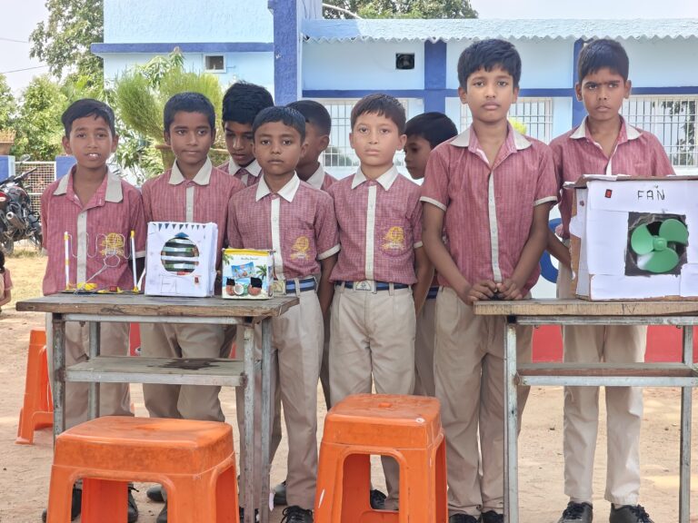 रेनबो स्कूल बरही में कबाड़ से जुगाड़ कार्यक्रम का आयोजन, विद्यार्थियों ने प्रस्तुत किए विज्ञान आधारित मॉडल 1 रेनबो स्कूल बरही में कबाड़ से जुगाड़ कार्यक्रम का आयोजन, विद्यार्थियों ने प्रस्तुत किए विज्ञान आधारित मॉडल